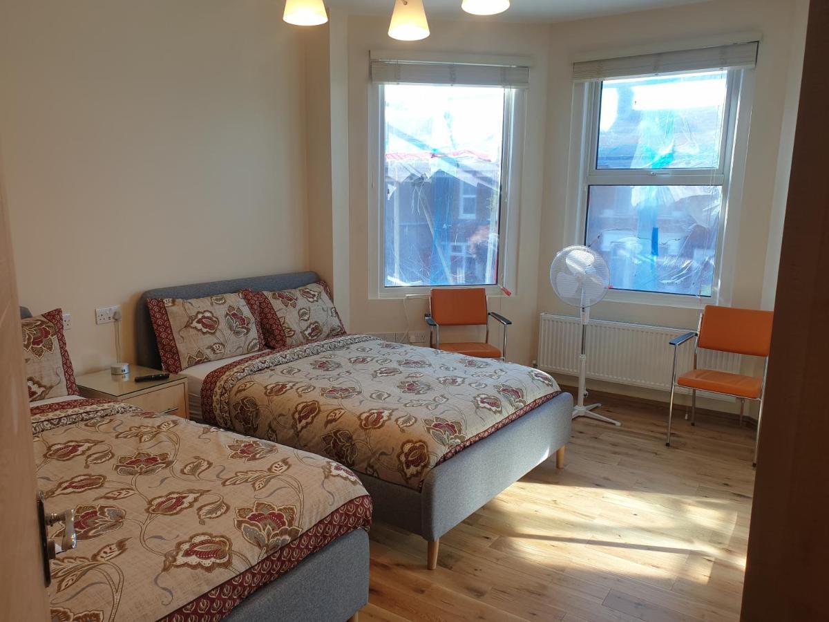 London Luxury Spacious 2 Bedroom Apartment 4 Mins From Ilford Stn. Free Parking Exterior foto