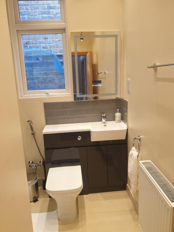 London Luxury Spacious 2 Bedroom Apartment 4 Mins From Ilford Stn. Free Parking Exterior foto